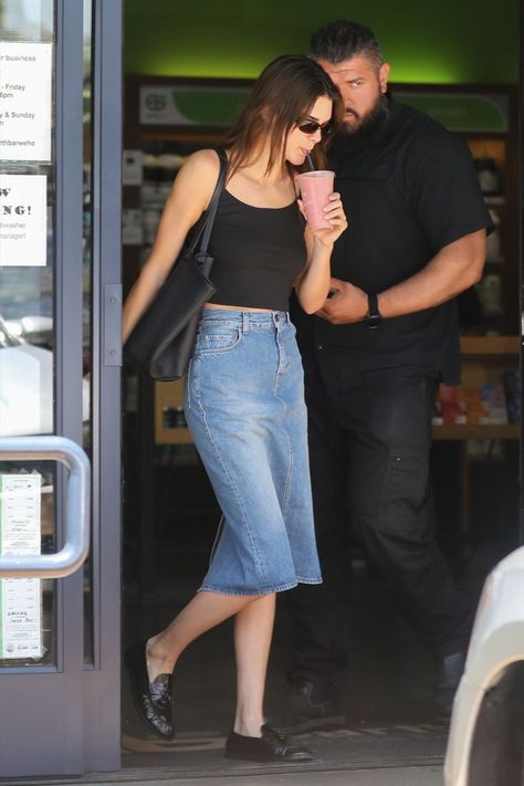 Kenny Jenner, Outfit Kendall Jenner, Kendall Jenner Outfits Casual, Kylie Style, Denim Skirt Outfit, Kendall Jenner Street Style, Kendall Style, Smart Dressing, Denim Skirt Outfits