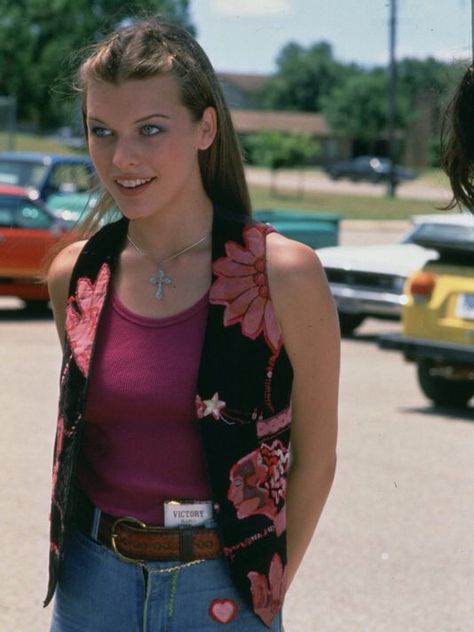 Pinterest // ConfusedTumblr ✧ she is a goddess ; milla jovovich played as michelle burroughs Michelle Burroughs Dazed And Confused, Michelle Burroughs, Dazed And Confused Movie, 70s Inspired Fashion, 70’s Fashion, Dazed And Confused, Milla Jovovich, Richard Avedon, The Embrace