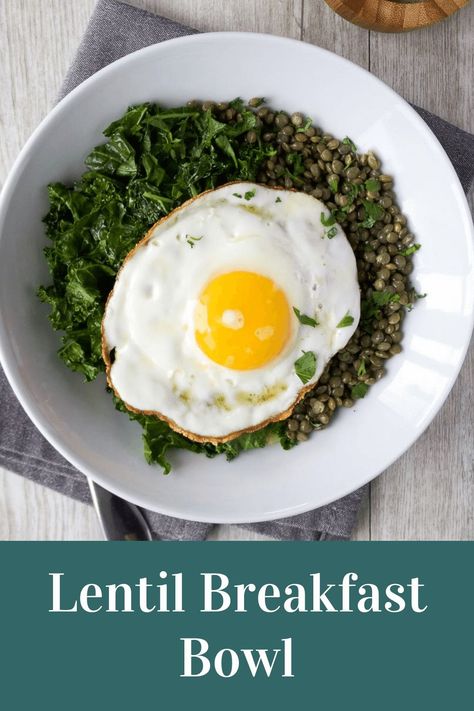 Filled with lentils, kale and topped with a fried egg, this lentil breakfast bowl is a high-fibre and high-protein breakfast to start the day. Lentil Breakfast, Sweet Potato And Kale Salad, Lentil Side Dish, Lentils And Kale, Egg Oatmeal, Oatmeal Casserole, Kay Nutrition, Breakfast Vibes, Eggs And Kale