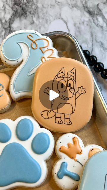 Breanna Deeds on Instagram: "The easiest way to do a character cookie! (And because I’m asked every single time I show it…my food pen and projector are linked in my Amazon storefront on my page! 🙃) #customcookies #decoratedcookies #cookiesofinstagram #cookieart #edibleart #blueycookies #2ndbirthdaycookies #blueyparty #cookiedecoratingvideos #oddlysatisfying #satisfyingvideos" Smart Sketcher For Cookies, Projector Cookie Decorating, Cookie Decorating Projector, Bluey Cookies Decorated, Cookie Projector, Bluey Cookies, Etch A Sketch, Decorating Videos, Mini Projectors