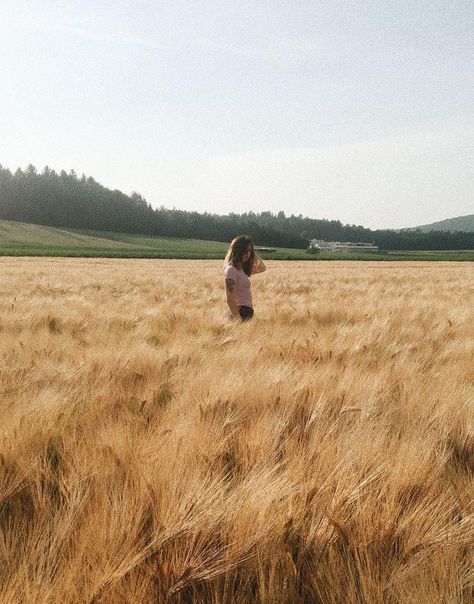 Wheat Fields Aesthetic, Person In Field, Wheat Photoshoot, Wheat Field Aesthetic, Wheat Field Photoshoot, Wheat Field Photography, Wheat Field Photos, Standing In A Field, Golden Field