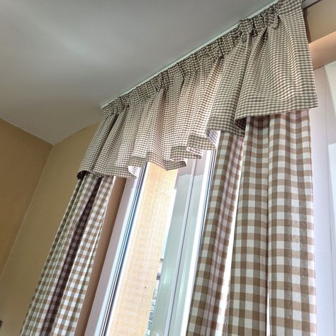 Curtain Ideas For Kitchen, Cottage Elegance, Cortinas Country, Salons Cottage, Country Valances, Country Cottage Living Room, Sunflower Curtains, Gingham Curtains, Country Cottage Living