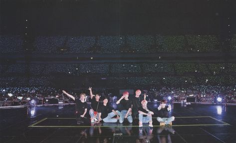 Bts Concert Pics, Desktop Wallpaper Hd 1080p, Wallpaper Hip Hop, Bc Wallpaper, Concert Pictures, 90s Wallpaper Hip Hop, Iconic Celebrities, 90s Wallpaper, Wallpaper Backgrounds Iphone