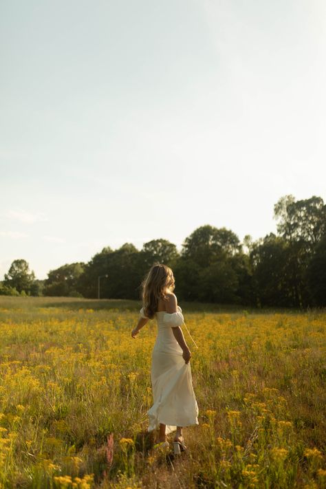 Grassy Field Senior Pictures, Senior Photoshoot Aesthetic, Field Dress Photoshoot, Photoshoot Ideas In Field, Dress In A Field Photoshoot, Dreamy Field Photoshoot, Senior Pictures In Flowers, Senior Picture Field Posing Ideas, Documentary Senior Pictures