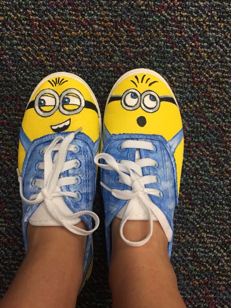 Minion shoes! Minion Shoes, Disney Costumes Diy, Painted Clothes, Disney Costumes, Diy Shoes, Chuck Taylor Sneakers, Saucony Sneaker, Diy Costumes, Canvas Shoes