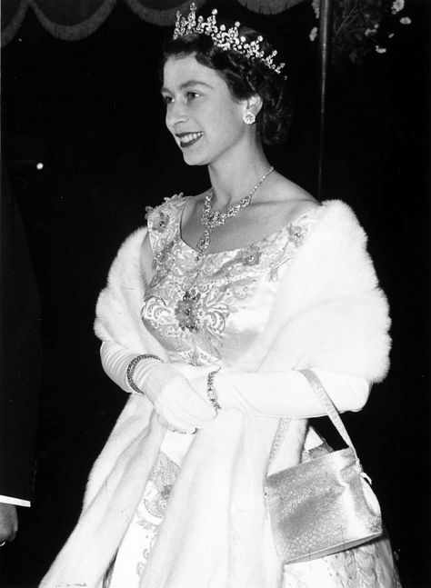 Premiere of To Catch A Thief, Odeon Cinema Royal Films, Young Queen Elizabeth, Rainha Elizabeth Ii, Reine Elizabeth Ii, Reine Elizabeth, Elisabeth Ii, Queen Birthday, Princess Elizabeth, Isabel Ii