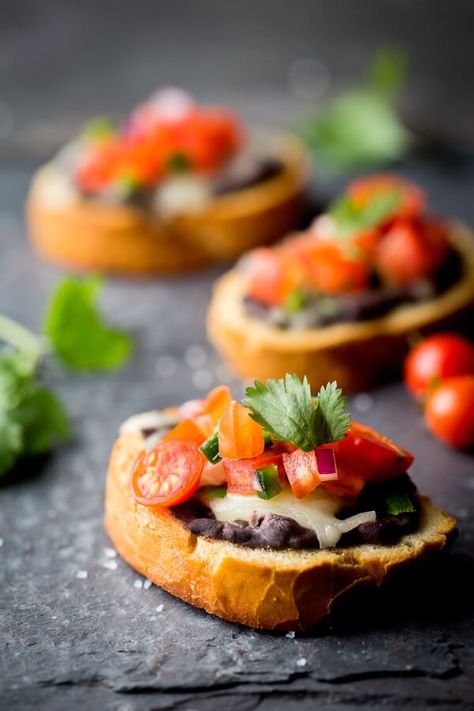 Mini Mexican Food Appetizers, Mini Tostadas Appetizers, Tiny Toast Appetizers, Colorful Veggies, Ideas For Thanksgiving, Christmas Appetizers Easy, Thanksgiving Appetizer Recipes, Gluten Free Puff Pastry, Mexican Appetizers