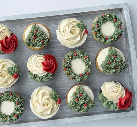 Cupcake Tree Christmas, Christmas Wedding Cake And Cupcakes, Cupcake Designs Christmas, Cupcake Recipes Winter, December Cupcake Flavors, Christmas Pudding Cupcakes, Christmas Cake Frosting, Christmas Cupcake Icing Ideas, Vintage Christmas Cupcakes