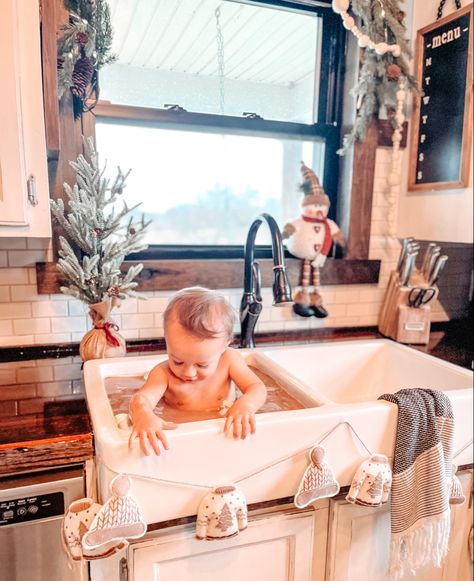 Hot Cocoa Bath Hot Cocoa Sink Photoshoot, Hot Cocoa Photoshoot, Christmas Photos At Home, Hot Chocolate Pictures, Baby Sink Bath, Bath Pics, Coco Baby, Baby Christmas Photos, Bath Photography