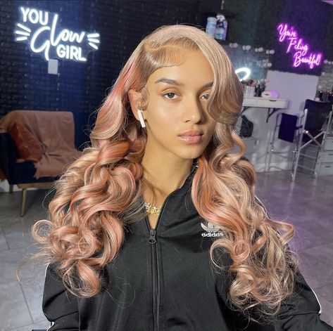 Vacay Hairstyles, Chocolate Blonde, Highlight Blonde, Cute Prom Hairstyles, Blonde Pink, Hair Color Crazy, Blonde With Pink, Pink Minnie, Quick Weave