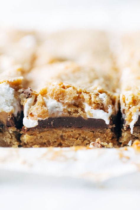 S'Mores Bars - chocolate, marshmallow, and peanut butter sandwiched between two layers of soft graham cookie crust. these are SO, SO GOOD. | pinchofyum.com Peanut Butter Smores Bars, Smores Snacks, Smores Bar Recipe, Top Desserts, Peanut Butter Smores, Smores Bars, Smores Bar, Graham Cookies, S Mores Bars