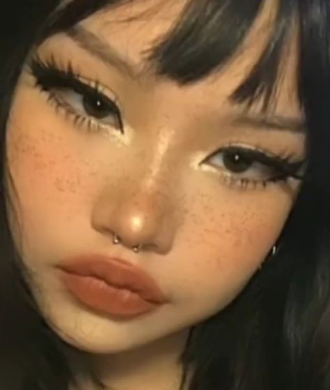 E Kitten Makeup, Alt Aesthetic Makeup, Egirl Make Up, Makeup Egirl, Freckles Makeup, Alt Aesthetic, Look Grunge, Soft Makeup Looks, Cute Eye Makeup