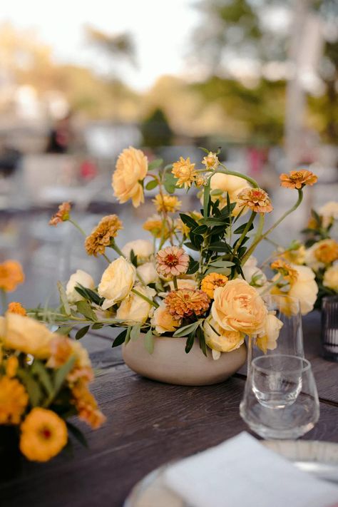 Summer Wedding Centerpieces, Round Wedding Tables, Reception Tablescapes, Low Centerpieces, Summer Wedding Decorations, Fruits Photos, Wedding Reception Tables, Artistic Wedding, Yellow Wedding