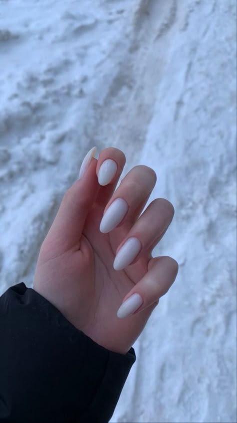 Casual Nails, Glamorous Nails, Pretty Gel Nails, Round Nails, Short Acrylic Nails Designs, Elegant Nails, Short Acrylic Nails, Acrylic Nail Designs, White Nails