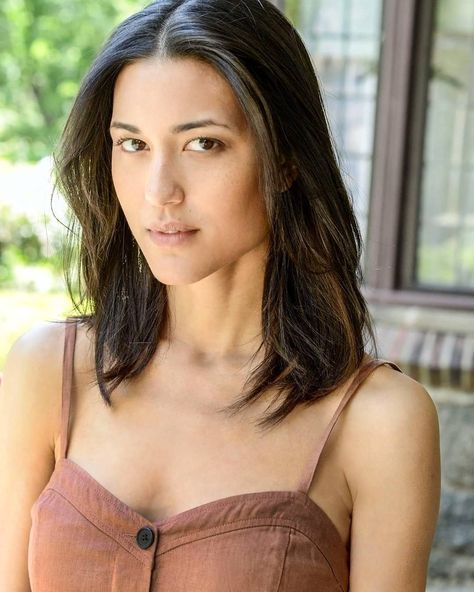 Hispanic Hairstyles, Native American Actress, Family Tree Picture Frames, Julia Jones, The Twilight Saga, Celebrity Photos, Pretty Woman, Photo Gallery, Native American