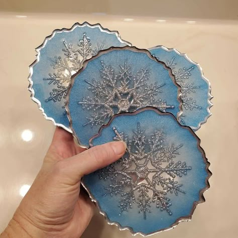 Winter Resin Ideas, Xmas Resin Ideas, Christmas Resin Coasters, Resin Coasters Ideas, Resin Snowflakes, Snowflake Coaster, Christmas Fairytale, Resin Pouring, Alaska Art