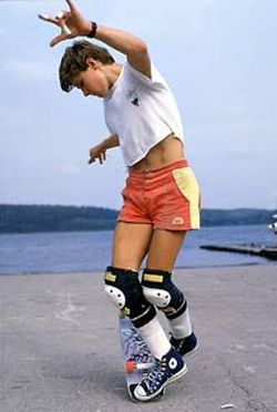 Rodney Mullen Rodney Mullen, 80s Skater, Street Skating, Roller Skating Outfits, Bones Brigade, Old School Skateboards, Skate Photos, Gopro Surfing, Skate And Destroy