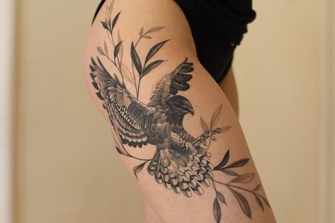 Bird Tattoo Collarbone, Hawk Tattoos, Thumb Tattoos, Hawk Tattoo, Sparrow Tattoo, Animal Tattoo Ideas, Native Tattoos, Clever Tattoos, Thai Tattoo