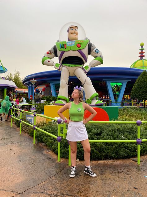 Disney Pictures Hollywood Studios, Disney Outfit Characters, Disney World Family Outfits Toy Story, Buzz Lightyear Inspired Outfit, Buzz Lightyear Disney Outfit, Toy Story Land Photo Ideas, Disney Outfits Themed, Skirt Disney Outfits, Toy Story Themed Outfits