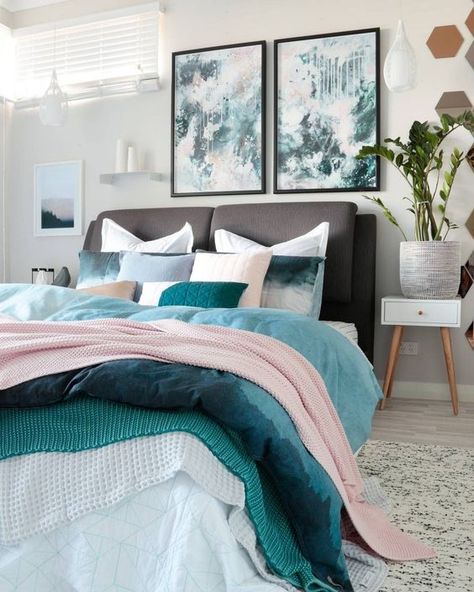 Positive Artwork, Scandinavian Bedroom Decor, Pink Bedroom Design, Scandinavian Design Bedroom, Bedroom Blue, Scandinavian Bedroom, Pastel Decor, Teal Turquoise, Trendy Bedroom