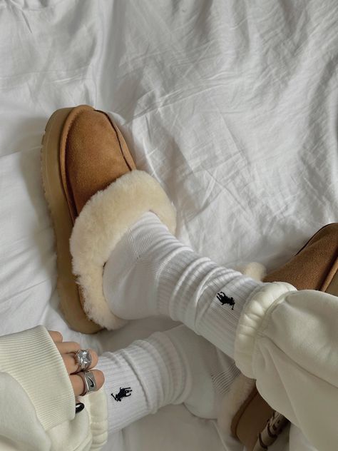 Ugg Slipper Aesthetic, Ugh Disquette Slipper, Ugh Disquette Slipper Outfit, Slipper Outfit, Cute Uggs, Ugh Boots, Slippers Outfit, Uggs Outfit, Ugg Slippers