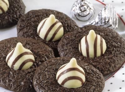 The only thing fancy about these brownie cookies is how they look. They get an elegant finish with HERSHEY'S HUGS Candy toppers. Hugs Cookies, Candy Cookies Recipes, Hershey Hugs, Hershey Recipes, Cookie Brownie Recipe, Blossom Cookies, Favorite Dessert Recipes, Candy Cookies, Chewy Cookie