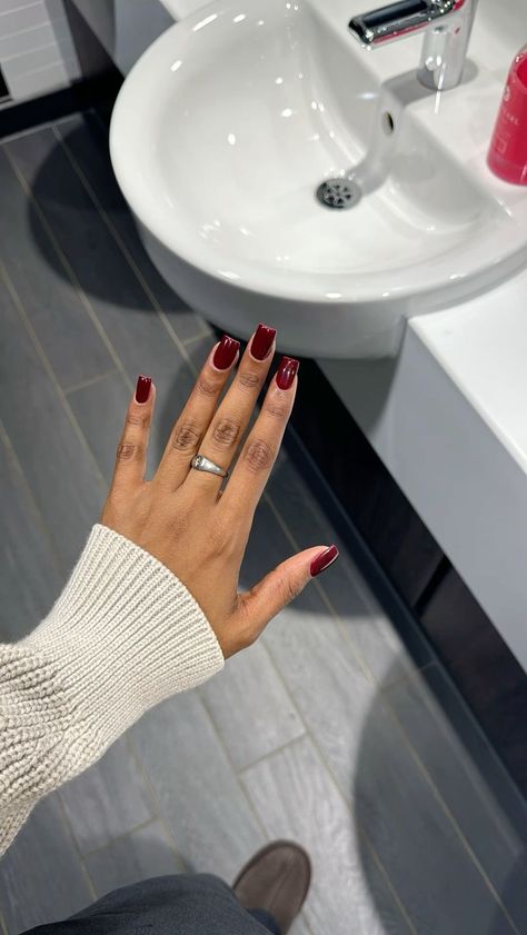 Short Square Dark Red Nails, Dark Cherry Red Nails Design Square, Burgundy Nails Short Square, Short Square Burgundy Nails, August Square Nails, Short Acrylic Nails Fall 2024, Wine Fall Nails, Square Burgundy Nails, Wine Nails Designs Burgundy