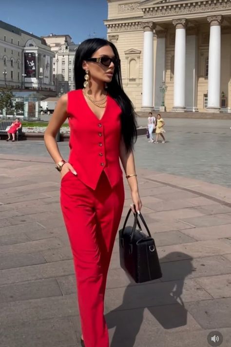 Red Vest Outfit, Classic Style Outfits, Stylish Work Attire, Effortlessly Chic Outfits, Classy Casual Outfits, Gowns Of Elegance, Fashion Mistakes, Fashion Line, 10 Pounds