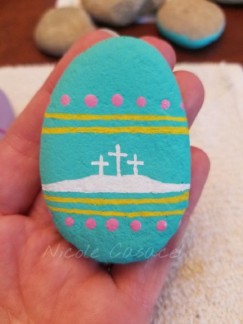 Painted Rocks With Crosses, Easter Stones Painted, Easter Arts And Crafts For Adults, He Is Risen Rock Painting, Painted Rocks With Scripture, Cross Rock Painting Ideas, Painted Rocks For Easter, Easter Rock Painting Ideas Simple, Spring Rocks Painting Ideas