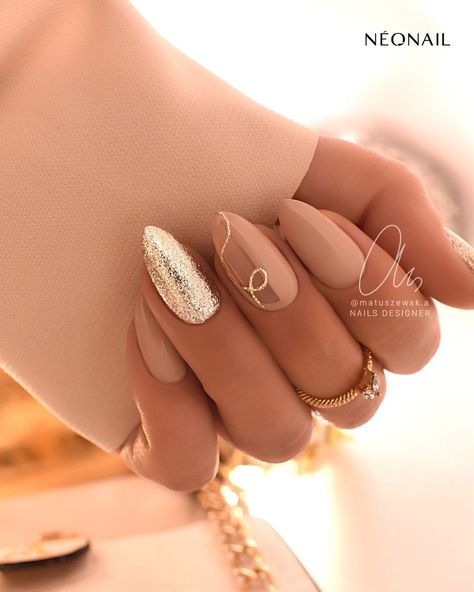 25 Best 2024 Nails to Inspire You Almond Shape Wedding Nails, Rounded Gel Nails, Classy Vacation Nails, White And Gold Nail Art, Gold Accent Nails, Future Nails, Nail Glam, Bridesmaids Nails, 2024 Nails