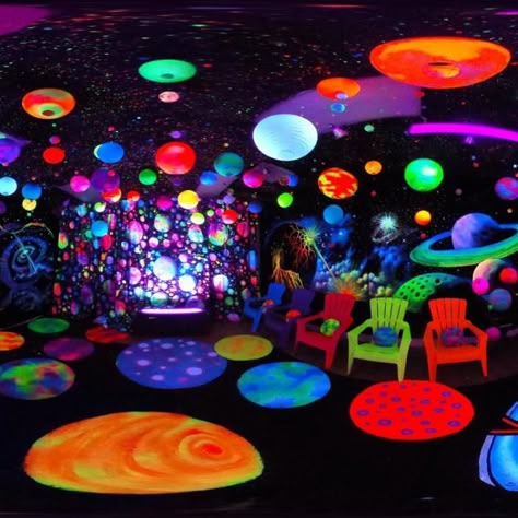 Neon Space Art, Glow Art Show, Blacklight Aesthetic, Black Light Aesthetic, Black Light Room, Kidcore Room, Weird Lighting, Rainbow Core, Black Light Party