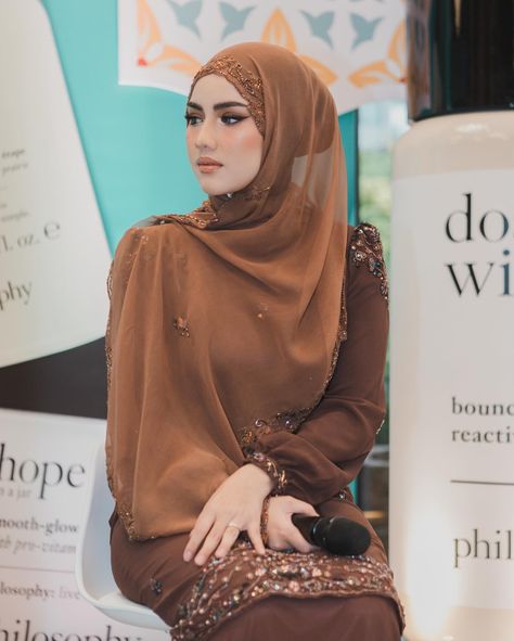 Dahlia Rizal, Feminine Era, Muslimah Aesthetic, Dahlia, Hijab Fashion, Fashion Inspo Outfits, Cooking Recipes, Fashion Inspo, Beauty