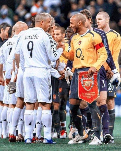 Old Football Players, Football Arsenal, Ronaldo 9, Street Football, Street Soccer, Arsenal Wallpapers, Thierry Henry, Football Players Images, Ronaldo Real Madrid