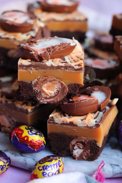 Creme Egg Millionaires Shortbread! Millionaires Shortbread, No Bake Vanilla Cheesecake, Janes Patisserie, Cadbury Creme Egg, Shortbread Recipe, Millionaire Shortbread, Tray Bake Recipes, Chocolate Creme, Easter Desserts Recipes