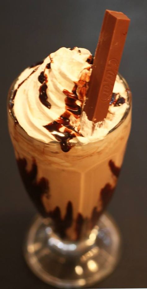 Kit Kat Shake, Nescafe Recipe, Kitkat Shake, Chocolate Shake, Kitty Images, Kit Kat, Mocha, Dessert, Cake