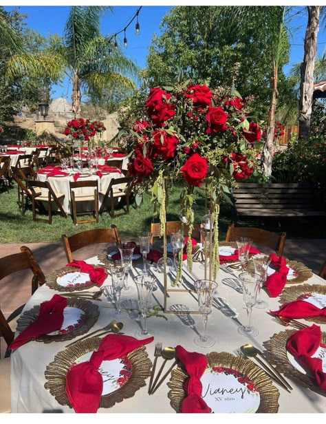 Red And Gold Quince Tables, Red Quince Centerpieces Diy, Quince Main Table Ideas Red, Red Quinceanera Decorations, Red Quince Centerpieces, Red Centerpieces For Quinceanera, Red Quince Decorations, Centerpieces For Quinceanera, Red Quinceanera Theme