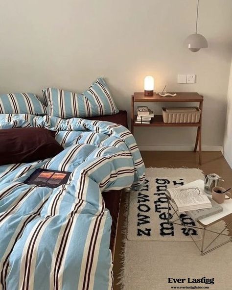 Vrijdag 🥰 groetjes, @diedje Classic Bedroom Decor, Striped Bedroom, Stripe Bedding, Dorm Decoration, Winter Bedroom, Blue Bedding Sets, Blue And Burgundy, Striped Bedding, Blue And