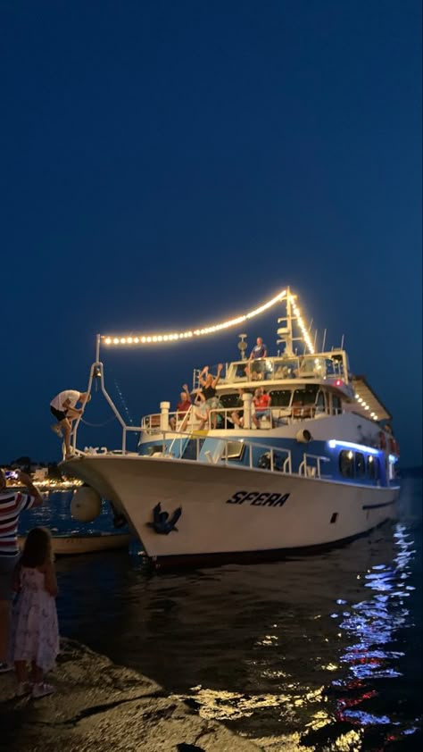 Yatch Party Aesthetic Night, Prom On A Boat, Boat Party Aesthetic Night, Party Boat Aesthetic, Boat Bday Party, Boat Party Night, Night Boat Party Outfit, Birthday Boat Party Ideas, Party On Boat