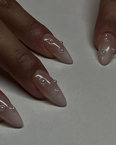 1920s Inspired Nails, Pearl Nails Wedding, Mermaid Aesthetic Nails, Pearl Inspired Nails, Almond Classy Nails, Clear Dip Nails, Bridal Acrylic Nails, White Nails With Pearls, Great Gatsby Nails