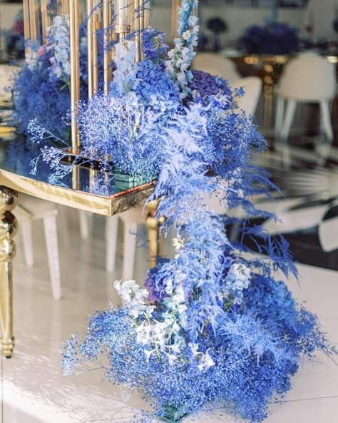 Blue Theme Wedding Backdrop, Blue Wedding Photobooth, Blue Flower Arch Wedding, Blue And White Flower Backdrop, Waterfall Installation, Wedding Bridal Table, Blue Floral Installation, Flower Shop Interiors, Bridal Table