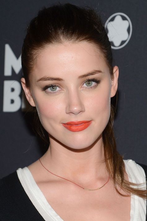 Amber Heard at the 2012 24 Hour Plays on Broadway Gala. Amber Heard Face, Amber Heard Makeup, Amber Head, Natural Dark Blonde, Amber Heart, Bright Red Lipstick, Full Brows, Desired Face, Minimal Makeup