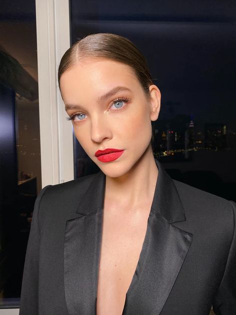 Make Up Natural, Hd Makeup, Palvin Barbara, Holiday Makeup Looks, Neutral Eyes, Camila Morrone, Red Lip Makeup, Look Formal, Wonder Bra