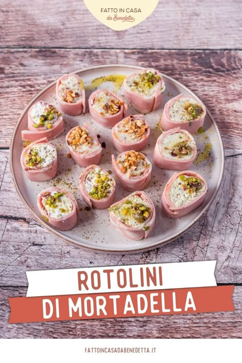 I Rotolini di Mortadella sono saporiti e sfiziosi, da preparare in tanti gusti diversi. Perfetti per #aperitivo ma anche come #antipasto o come stuzzichino freddo per i #buffet. Io li ho realizzati in 3 versioni: rotolini con formaggio cremoso e granella di pistacchio, rotolini con gorgonzola e nocciole, dal sapore più deciso, e infine rotolini con ricotta, pesto di pistacchio e formaggio grattugiato. Voi quale preferite? #fattoincasadabenedetta #antipasto #ricettaveloce #fattoincasa #mortadella Ricotta Pesto, Antipasto Recipes, Finger Foods, Ricotta, Christmas Party, Food And Drink