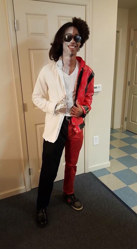 A friend made the best Michael Jackson costume I have ever seen. - Imgur Michael Jackson Halloween, Michael Jackson Costume, Michael Jackson Outfits, Best Diy Halloween Costumes, Up Halloween Costumes, Clever Halloween, Clever Halloween Costumes, Unique Halloween Costumes, Funny Costumes