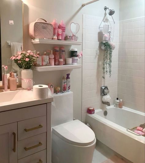 Limited Space Bathroom Ideas, Shared Bathroom Aesthetic, Cute Tiny Bathroom, Aesthetic Clean Bathroom, Small Bathroom Set Up, Floral Bathroom Decor Ideas, Small Bathroom Ideas Girly, Apartment Bathroom Decor Ideas Pink, Pink Bathroom Decor Ideas Inspiration