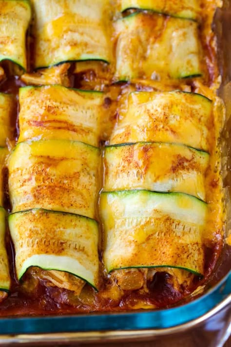 Chicken Stuffed Zucchini, Zucchini Enchiladas, Low Carb Enchiladas, Chicken Food Recipes, Green Meals, Low Carb Low Fat Recipes, Stuffed Zucchini, Chicken Zucchini, Chicken Stuffed