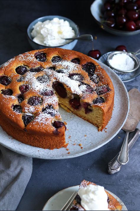 Ricotta Cherry Cake, Magical Cupcakes, Cherry Ricotta, Maraschino Cherries Recipes, Cherry And Almond Cake, Ricotta Cake Recipes, Cafe Cake, Fresh Fruit Cake, Italian Cakes