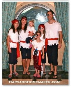 DIYpiratecostume Shipwrecked Costume Ideas, Group Pirate Costume Ideas, Easy Diy Pirate Costume For Women, Pirate Family Costumes, Shipwreck Costume, Disney Pirate Night Outfit, Disney Pirate Night Costumes, Pirate Night Outfit, Pirate Night Disney Cruise Outfit