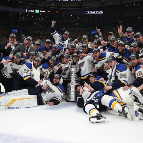 When Scott Berry put $400 on the St. Louis Blues to win the 2019 Stanley Cup in January, the chances of him cashing in on that wager did not appear promising. In fact, at the time of his bet, the Blues had 250-1 odds... St Louis Blues Aesthetic, Odette Stone, St. Louis Blues, Becka Mack, Stl Blues, Usa Dream, St Louis Blues Hockey, Blues Nhl, Blues Hockey