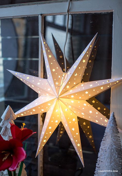 Make your own gorgeous traditional Swedish DIY paper star for the Holidays with this downloadable template from handcrafted lifestyle expert Lia Griffith. Diy Christmas Window, Christmas Crafts Diy Decoration, Diy Christmas Star, Paper Star Lanterns, Diy Jul, Christmas Village Houses, Christmas Tree Decorations Diy, Christmas Origami, Star Diy